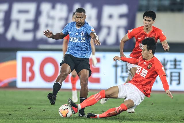 库里33+8文班亚马32+9+5+4 勇士险胜马刺4连胜